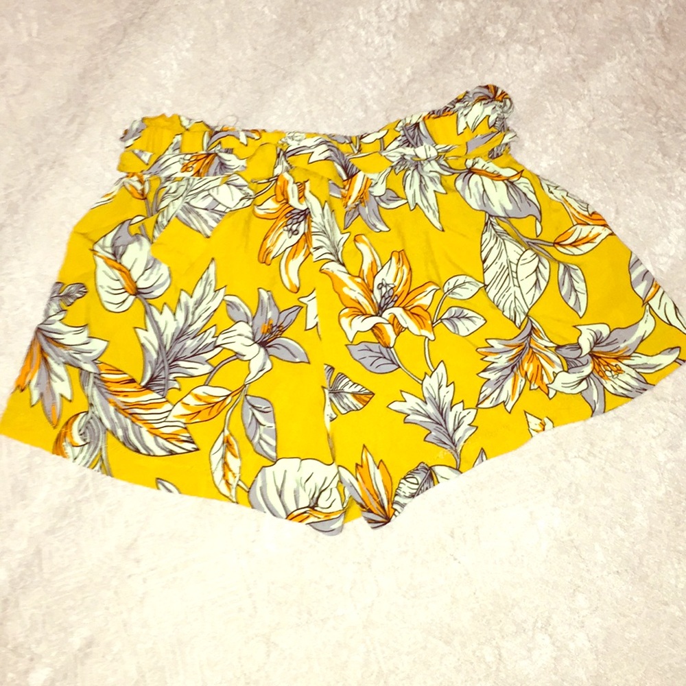 Adorable light weight floral shorts